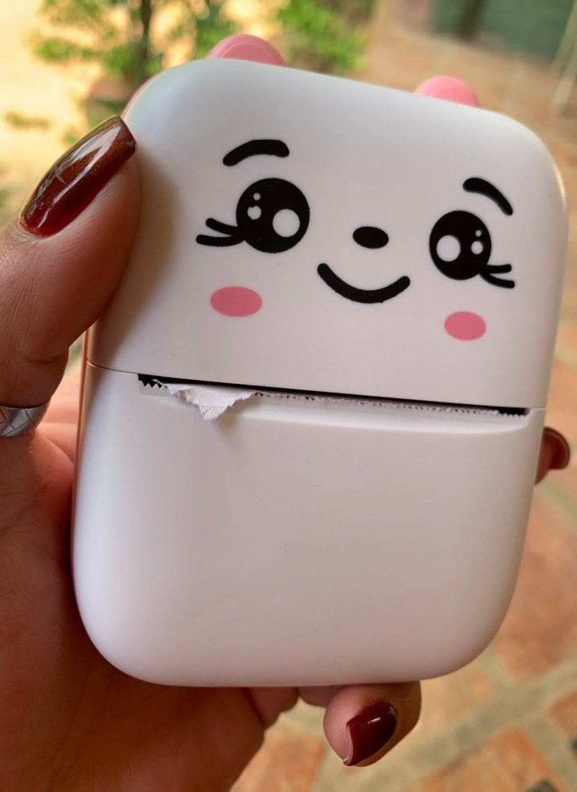 LucyPN's tweet photo. Atención:

Hoy me trajeron está mini impresora portátil. Les dejaré un video al final de este tweet. Es una maravilla y estoy súper encantada. Puedes imprimir cualquier cosa que esté en tu teléfono, incluyendo fotos. No necesita tinta. Es una genialidad. https://t.co/7yqMWNPI1Y