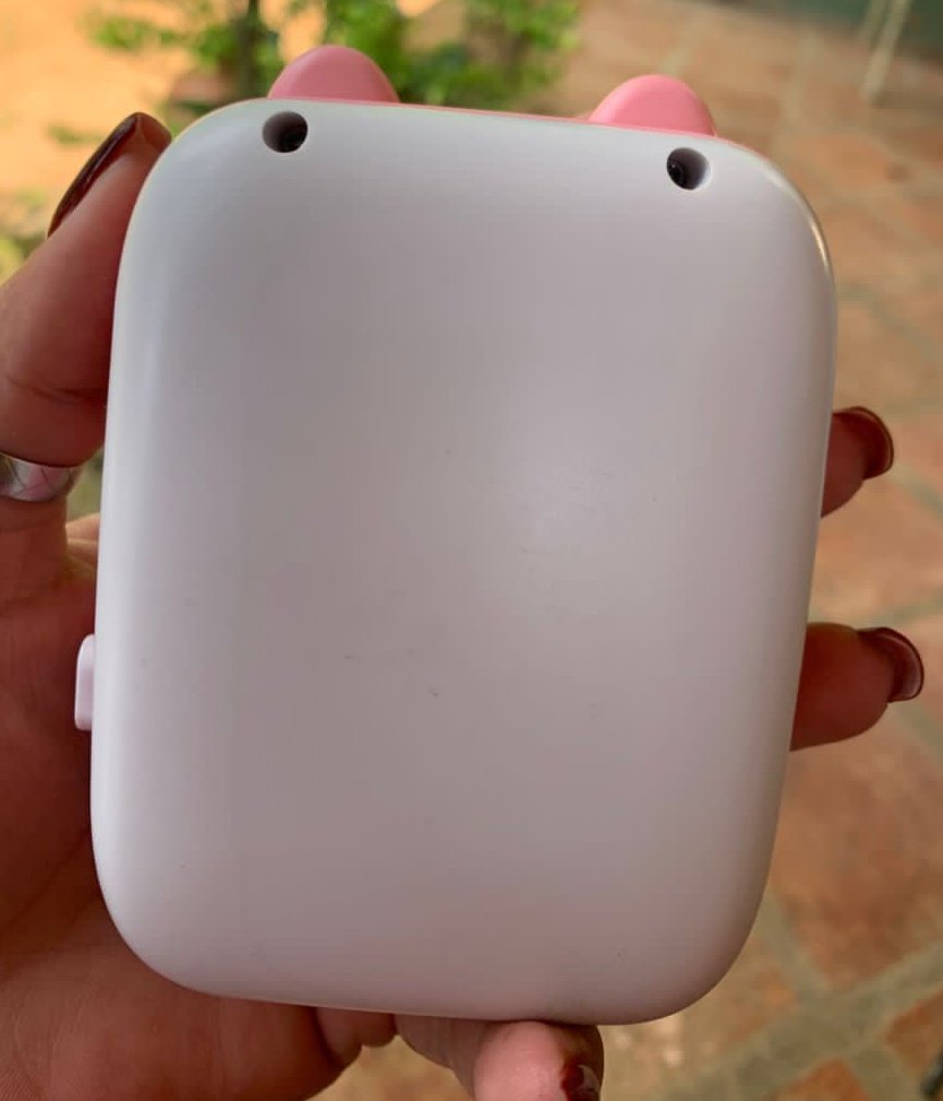 LucyPN's tweet photo. Atención:

Hoy me trajeron está mini impresora portátil. Les dejaré un video al final de este tweet. Es una maravilla y estoy súper encantada. Puedes imprimir cualquier cosa que esté en tu teléfono, incluyendo fotos. No necesita tinta. Es una genialidad. https://t.co/7yqMWNPI1Y