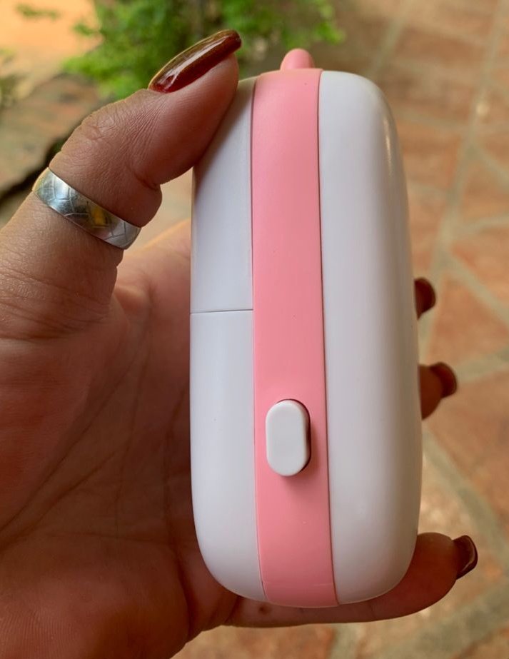 LucyPN's tweet photo. Atención:

Hoy me trajeron está mini impresora portátil. Les dejaré un video al final de este tweet. Es una maravilla y estoy súper encantada. Puedes imprimir cualquier cosa que esté en tu teléfono, incluyendo fotos. No necesita tinta. Es una genialidad. https://t.co/7yqMWNPI1Y