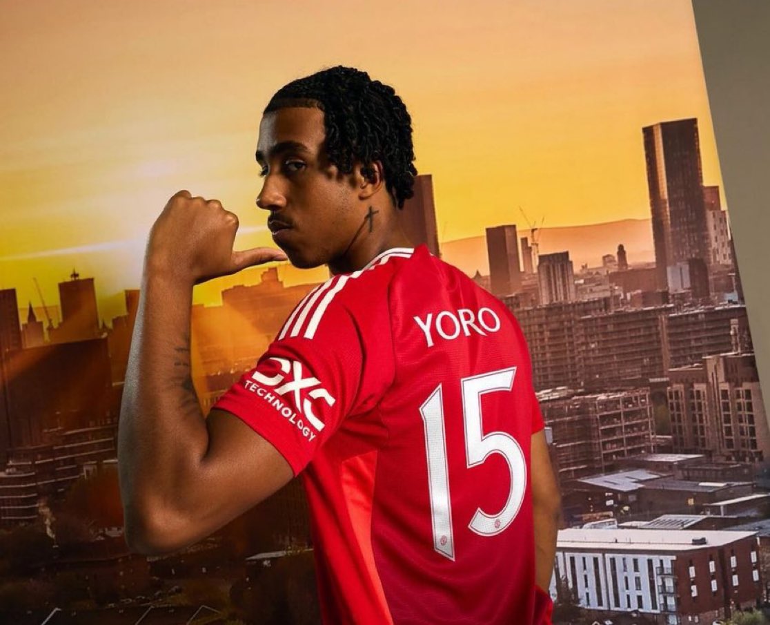 UnitedMenNews's tweet photo. 🚨🔴 Good news for Man United as Leny Yoro is training with the squad for the first time since his fractured metatarsal in the summer.

Rúben Amorim, looking forward to working with Yoro. https://t.co/Y22hCmgVNG