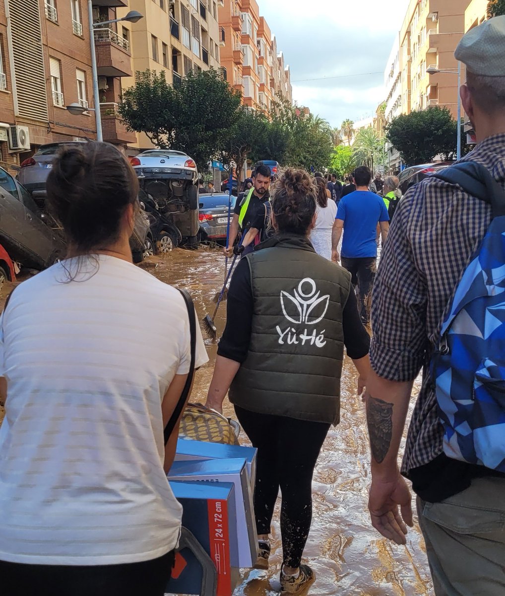 ComunidadYuhe's tweet photo. Llevamos unos días con una mezcla de emociones y viendo las dos caras de esta catástrofe: la tragedia y la solidaridad.

La #ComunidadYuhe continúa con su misión solidaria. Entre todos, saldremos adelante.

#Yuhe #DANA #Valencia #Aldaia #Sedavi #Alfafar #Paiporta #Picanya #Chiva https://t.co/A4CtjOGdAC