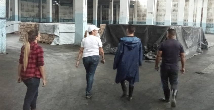 MincinCuba's tweet photo. Recorrió @BetsyDazVelzqu2 ministra del #ComercioCuba entidades en La Habana. En la Empresa Universal La Habana y el Frigorífico Habana del Este chequeó la organización y protección de las instalaciones y bienes; revisó las tareas para la fase de recuperación.
#PreparadosYAlertas https://t.co/pZtUDa57mD