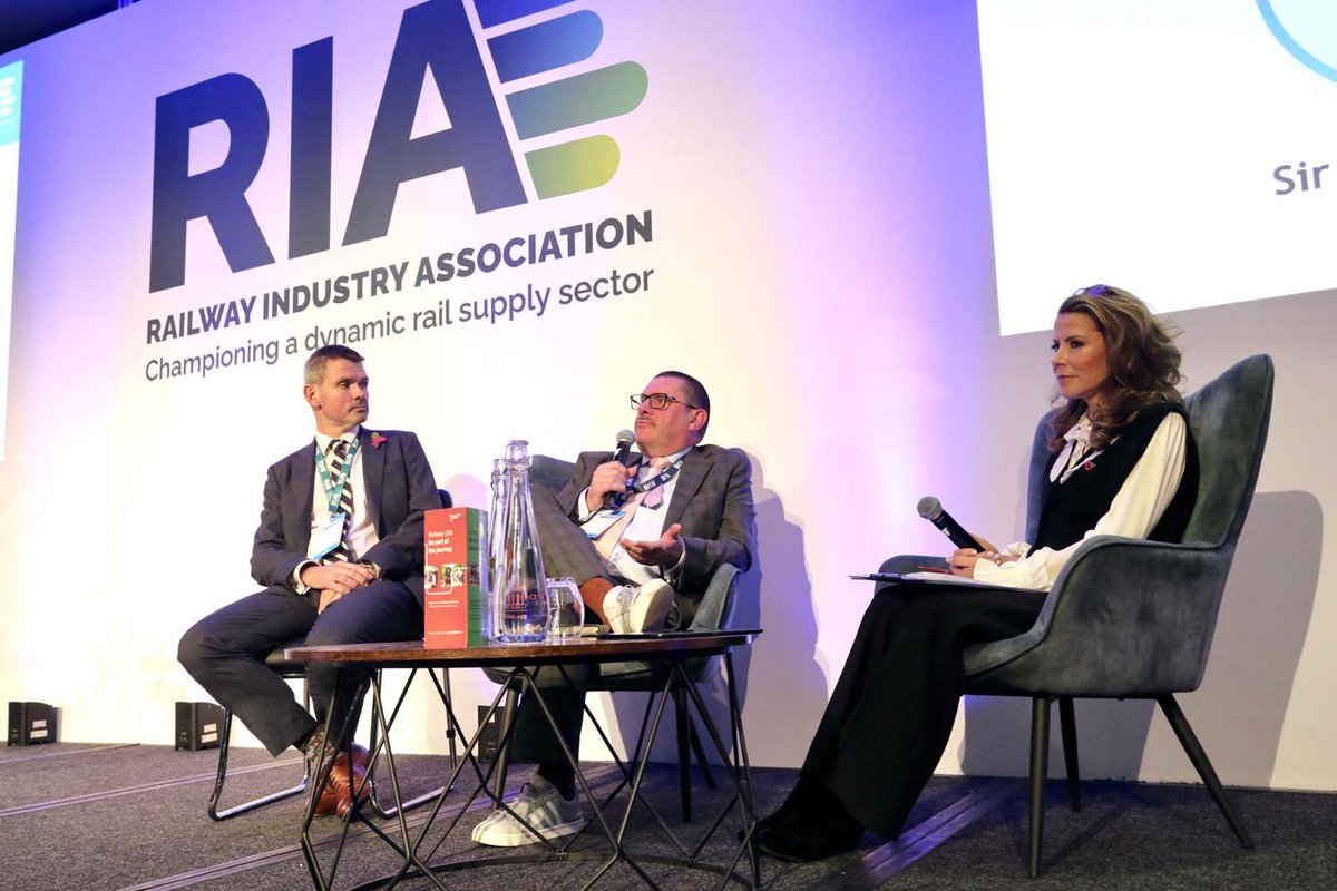 railindustry's tweet photo. Chief Executive of @eastwestrail David Hughes and Chair of @HS2ltd Sir Jon Thompson engaged in a panel discussion on the future of rail projects, reflecting on the lessons learnt from #HS2 and #Crossrail
#AC24 https://t.co/Ae3vzAoppA