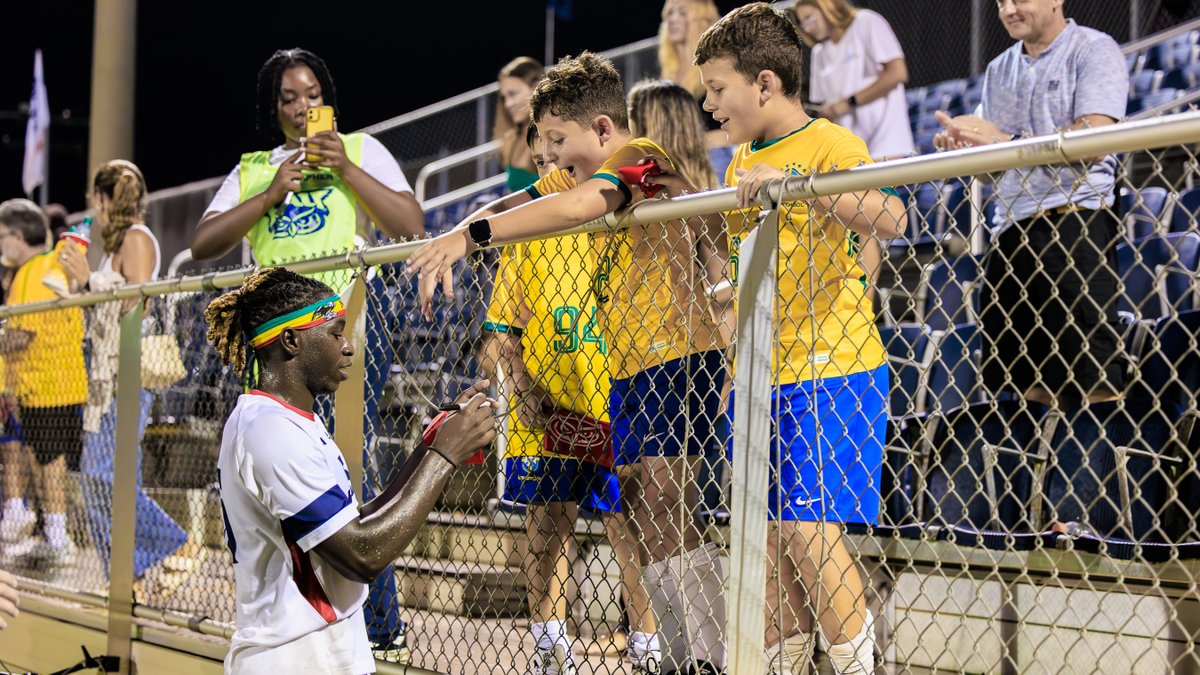 FAUAthletics's tweet photo. Huge weekend of #WinningInParadise 🦉🏝️ on deck on campus...

⚽️@FAUMSoccer faces off with FIU in a primetime, Friday night lights showdown with a trip to the @American_Conf semifinals on the line (FREE, 7 pm)

🏀@FAUMBB is back in town Friday night for a Party in The Elly! Don't miss the home debut of Coach Jakus & the new roster (Limited tix available, https://t.co/39f3KpnnJW)

🏀 @FAUWBB_Hoops with @coachsully10 leading the charge kicks off the home season in The Elly Saturday at 2 pm (Tix: https://t.co/WPZV0RHZTZ)

It's a great weekend to come have some fun on campus and support our student-athletes‼️