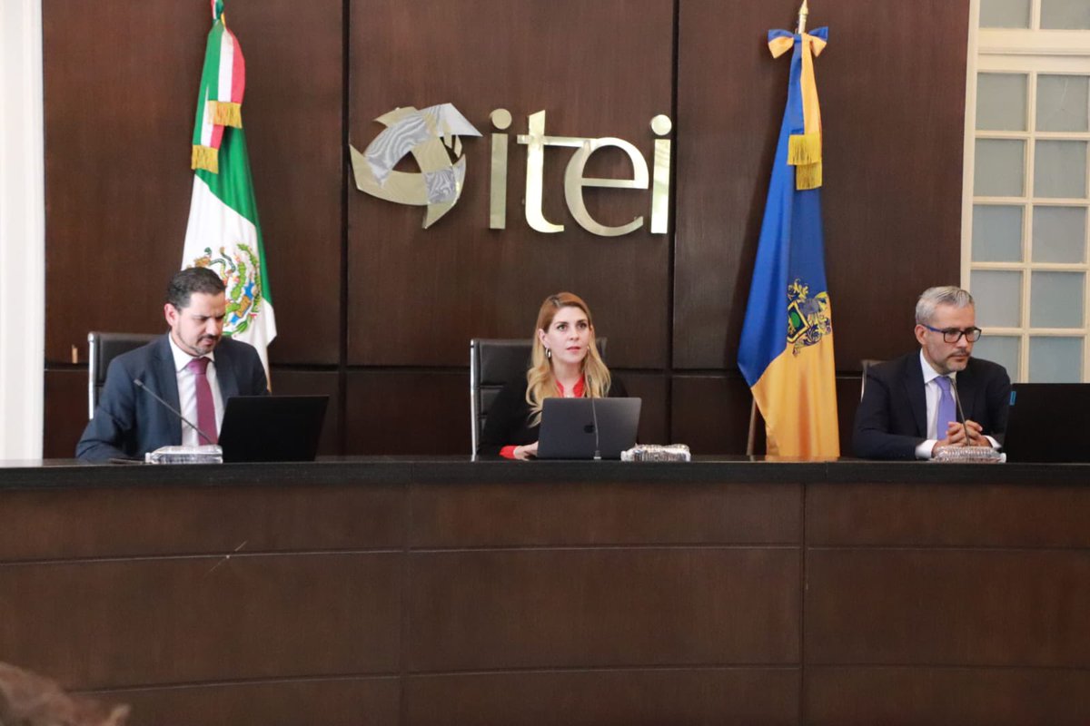 olinavarr's tweet photo. En la Cuadragésima Sesión del Pleno de @ITEIJal refrendé la postura que tenemos como Instituto, que es de rechazo absoluto a la iniciativa de reforma constitucional que pretende extinguir a los autónomos. Aprobarla como está planteada es socavar la democracia y retroceder en la defensa de los derechos humanos. En el ITEI estamos comprometidos a seguir trabajando con todo profesionalismo hasta el último momento y esperamos que las y los legisladores recapaciten y actúen buscando el bien común no solo en el discurso.