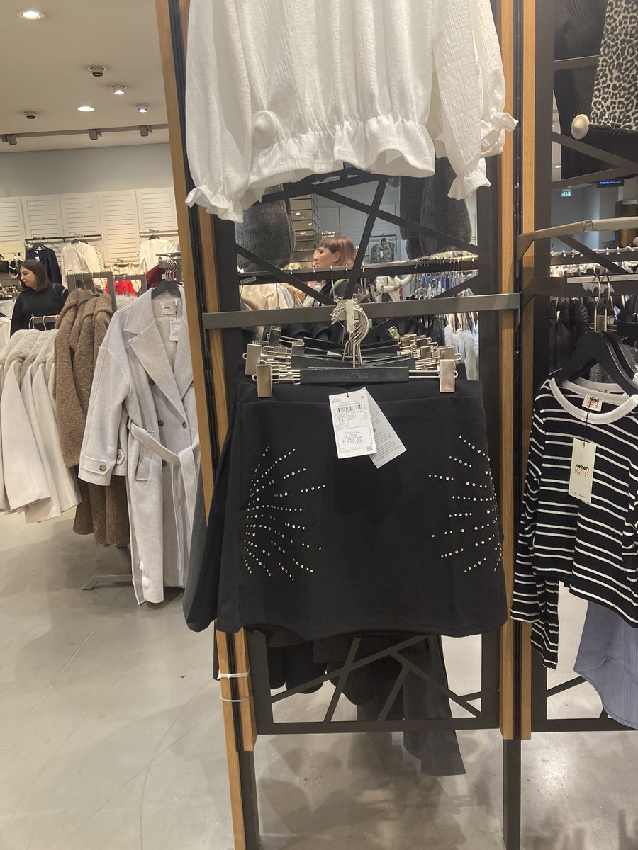 Koton’un kız çocukları için tasarladığı bu kadınsı kıyafetlerin manası ne?
Daracık, minicik, leopar desenli, göbek dekolteli, pavyon parıltıları olan bu kıyafetleri giyen çocuk özgürce hareket edip oyunlar oynayabilir mi? Peki bunları giyen bir çocuğun mahremiyeti korunur mu?