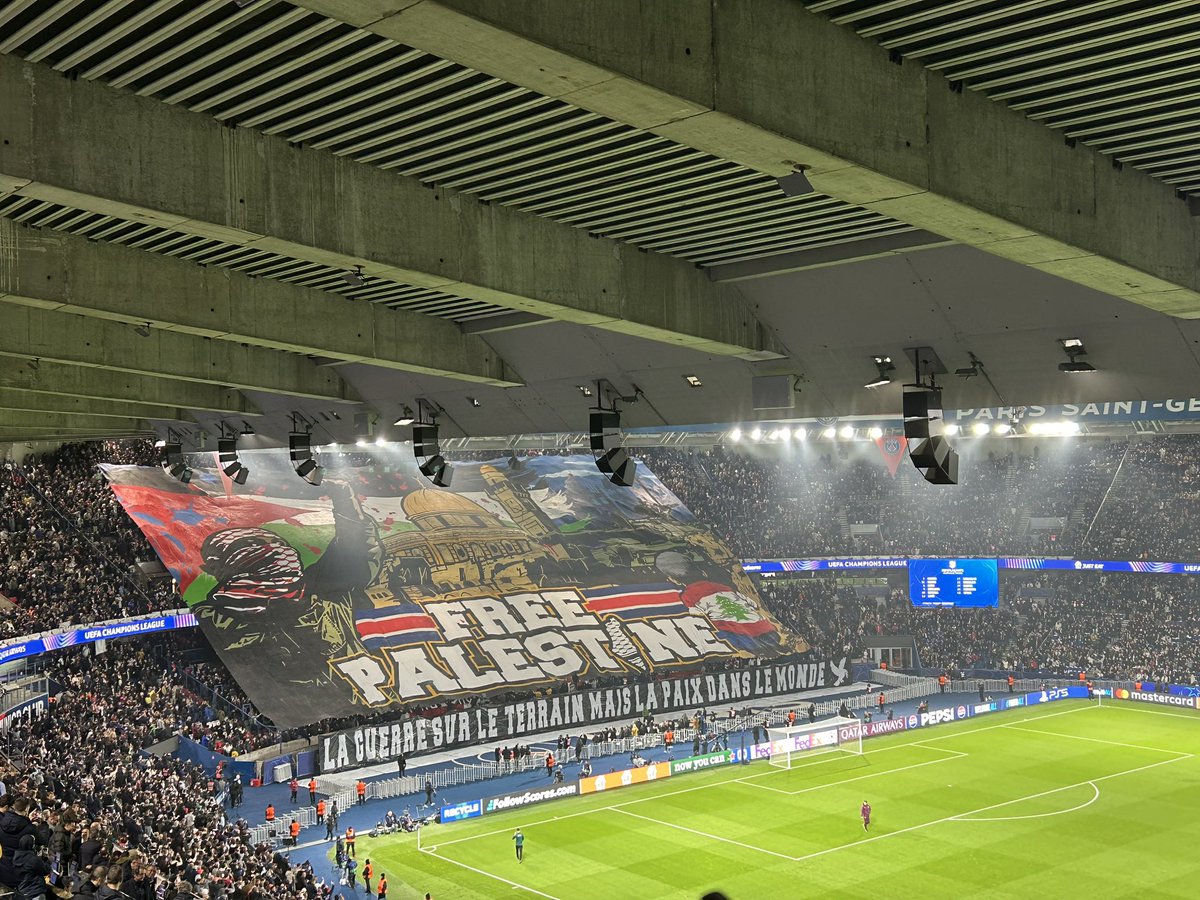 AndiOnrubia's tweet photo. El tifo de los ultras del PSG contra el Atlético. 

“Free Palestine”. https://t.co/NP6fYFLLs6