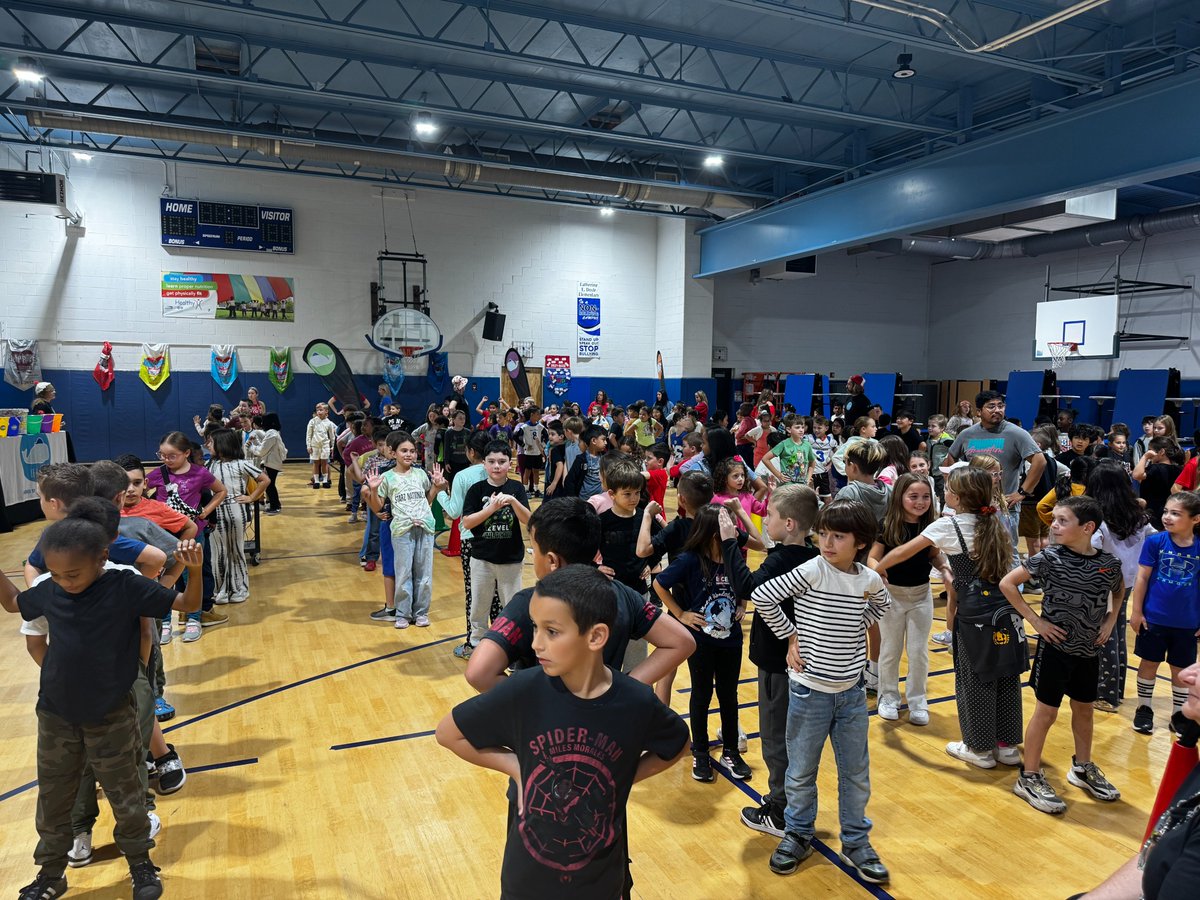 doyle_school's tweet photo. 🎉 2day's @lead_u_  assembly was 1 for the books! 📚✨ Some of our Ts even called it “the best assembly we’ve ever had at Doyle!” 👏🌟 Ss were buzzing with excitement, learning, &amp; leadership vibes that you could feel all over the school. #ProudToBeBlue 💙 #LeadU https://t.co/MfhkkqcPxe