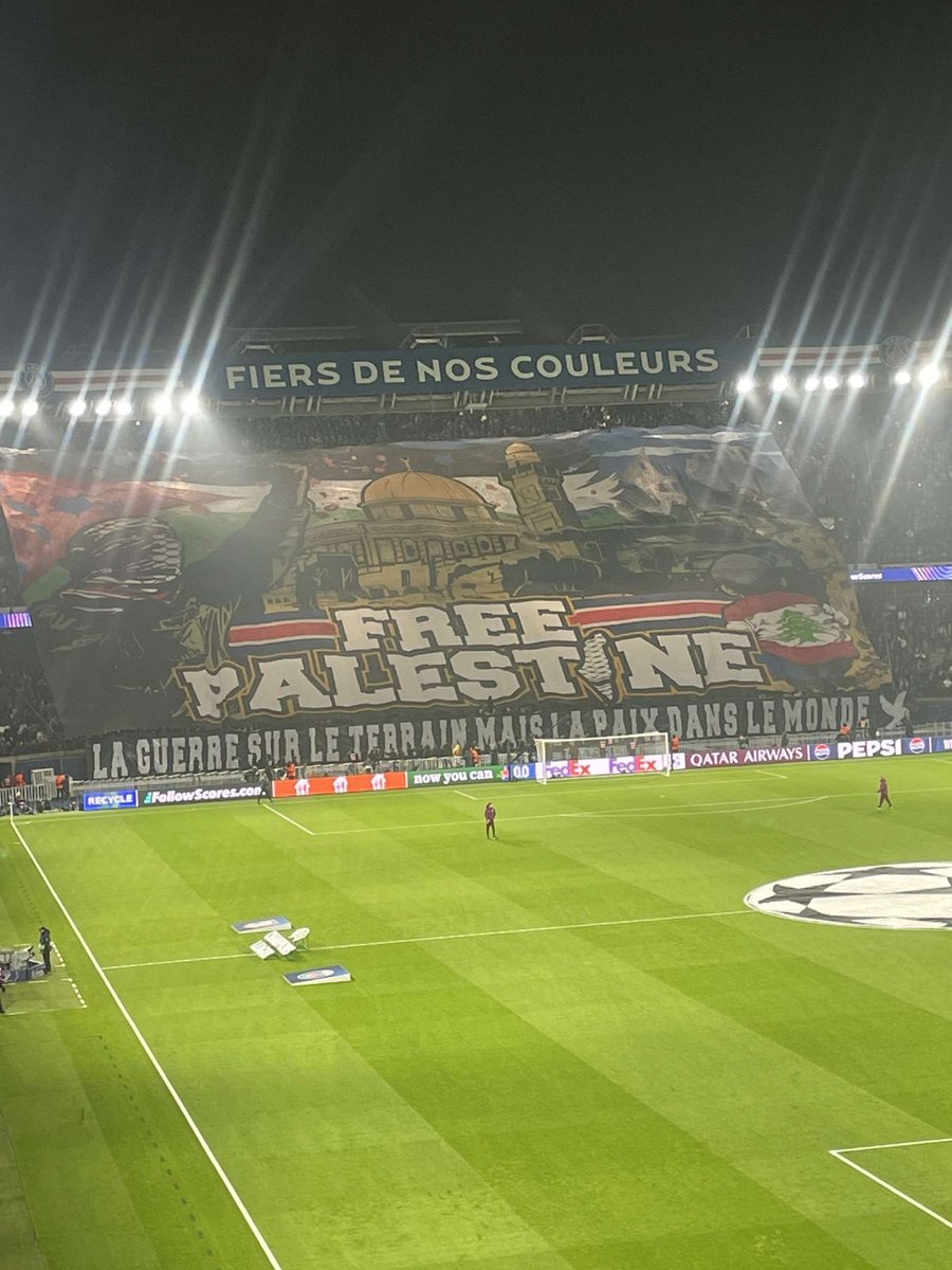 AlertesInfos's tweet image. 🇫🇷🇵🇸 FLASH - Un tifo « Free Palestine » est déployé au Parc des Princes. (témoins à AlertesInfos)