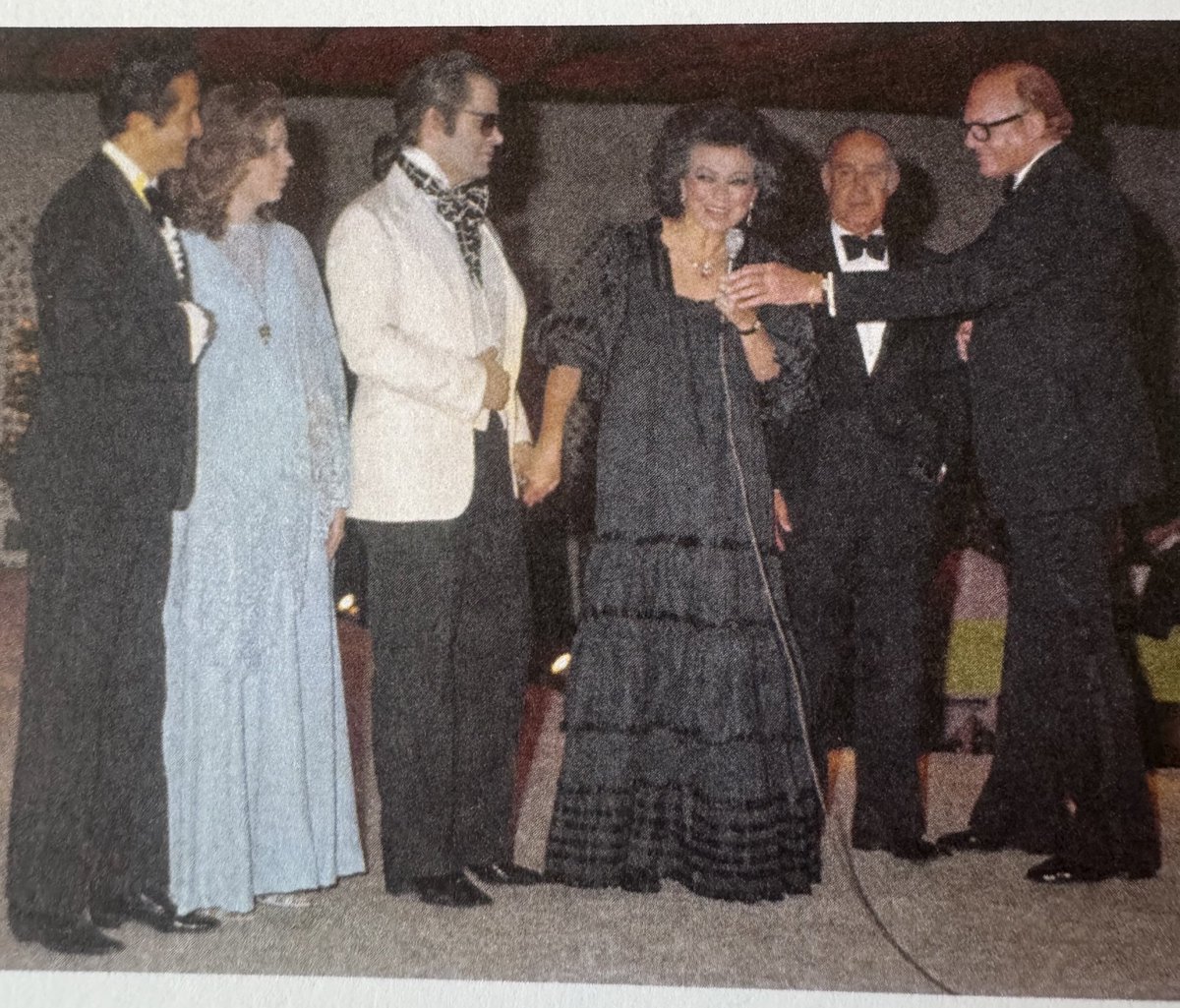 Como cuando en los 70 el Palacio de Hierro trajo a Hubert de Givenchy a México para presentar su colección de alta costura en una gala benéfica. (nótese su porta trajes Louis Vuitton)
O la vez que Karl Lagerfeld presentó una colección exclusiva para el Palacio de Hierro Durango.