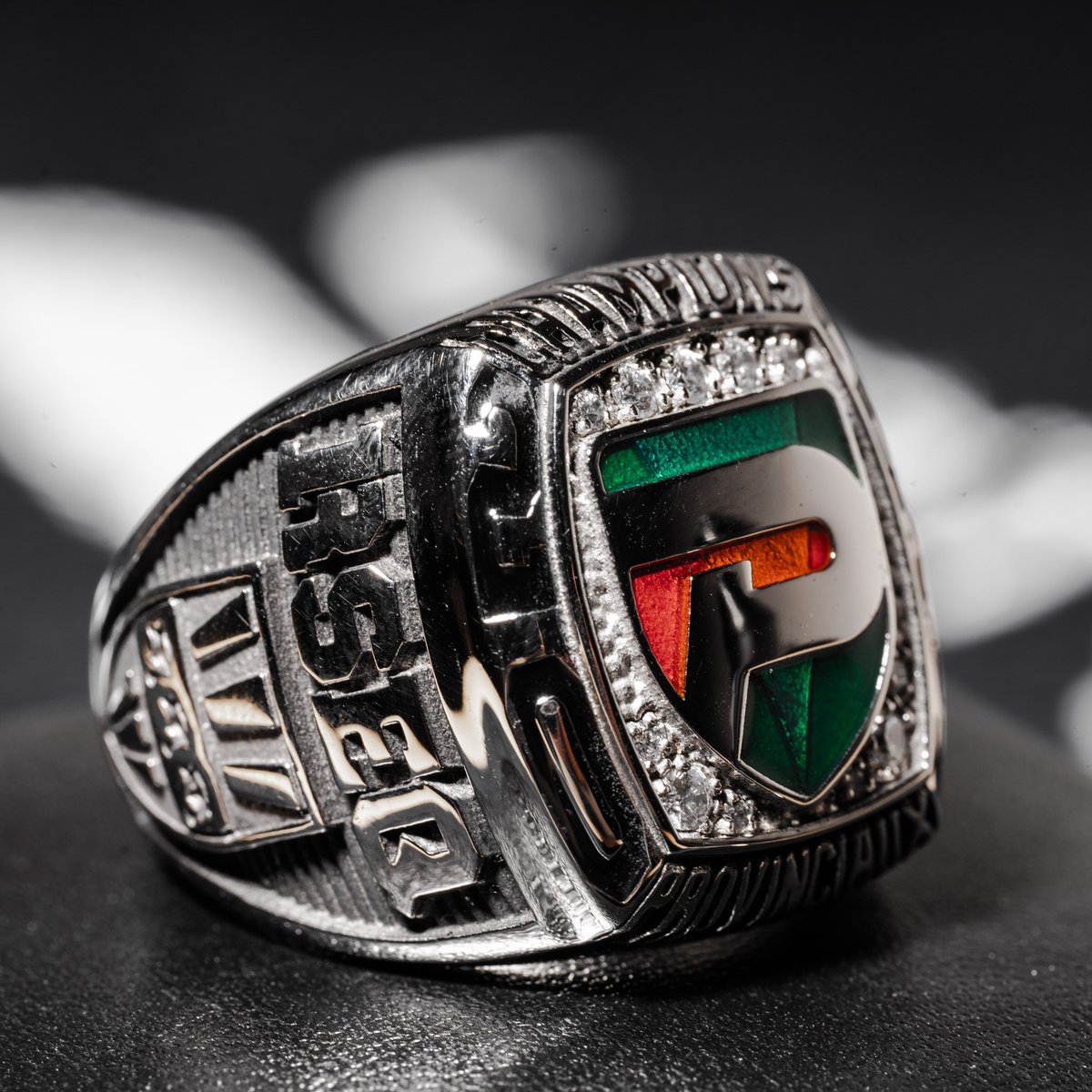 PatriotesUQTR's tweet photo. Nos équipes de soccer masculin et de hockey ont reçu un beau bijou hier soir! Cette bague personnalisée souligne la conquête de leur championnat respectif remporté la saison dernière. 💍

Les hommes de Shany Black l'avaient emporté 2-1 en finale provinciale contre l'Université de Montréal tandis que la formation de Marc-Étienne Hubert a soulevé la Coupe Queen à la suite d'une victoire de 3-2 en deuxième période de prolongation contre l'Université Métropolitaine de Toronto! 🏆

Félicitations à tous les joueurs ainsi qu'au personnel des deux équipes! 👏

#AllezPatriotes 🟠🟢