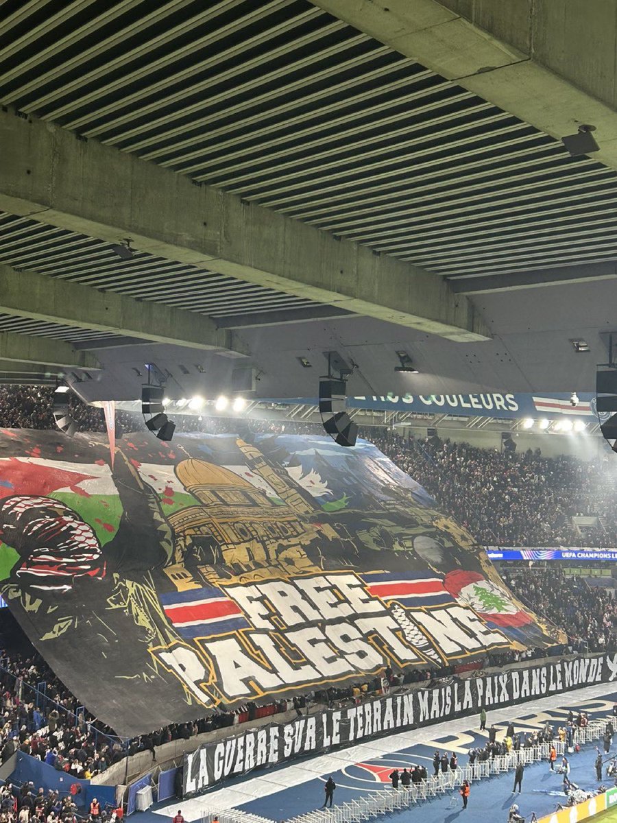 FaithfullBaller's tweet photo. 📢🇫🇷 A banner by PSG Ultras before their CL match tonight showing “Free Palestine”#PSGATM.

[@Tanziloic] https://t.co/rjBUKik5qY