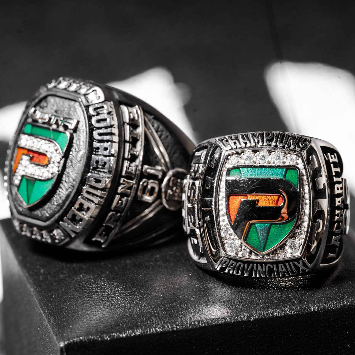 PatriotesUQTR's tweet photo. Nos équipes de soccer masculin et de hockey ont reçu un beau bijou hier soir! Cette bague personnalisée souligne la conquête de leur championnat respectif remporté la saison dernière. 💍

Les hommes de Shany Black l'avaient emporté 2-1 en finale provinciale contre l'Université de Montréal tandis que la formation de Marc-Étienne Hubert a soulevé la Coupe Queen à la suite d'une victoire de 3-2 en deuxième période de prolongation contre l'Université Métropolitaine de Toronto! 🏆

Félicitations à tous les joueurs ainsi qu'au personnel des deux équipes! 👏

#AllezPatriotes 🟠🟢