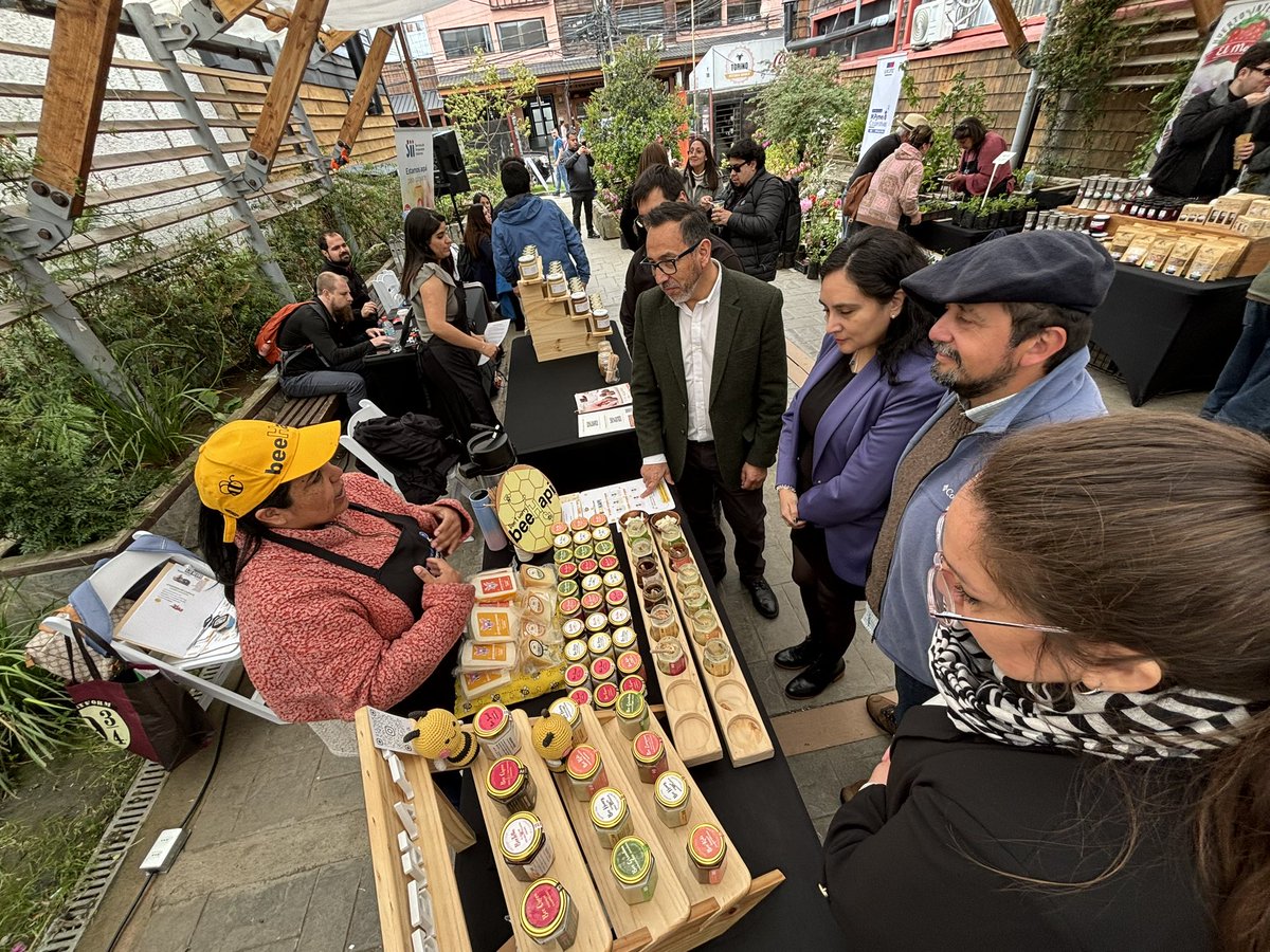 SeremieconomiaX's tweet photo. SemanadelasMiPymes| En el Boulevard Municipal de #PuertoVaras se dio inicio a la Expo Feria , acto que fue encabezado por el seremi de Economía, Luis Cárdenas, la directora de @SCT_LosLagos Jessica Kramm el @muniptovaras y el Centro de Negocios de Sercotec. https://t.co/kaHigEdP2E