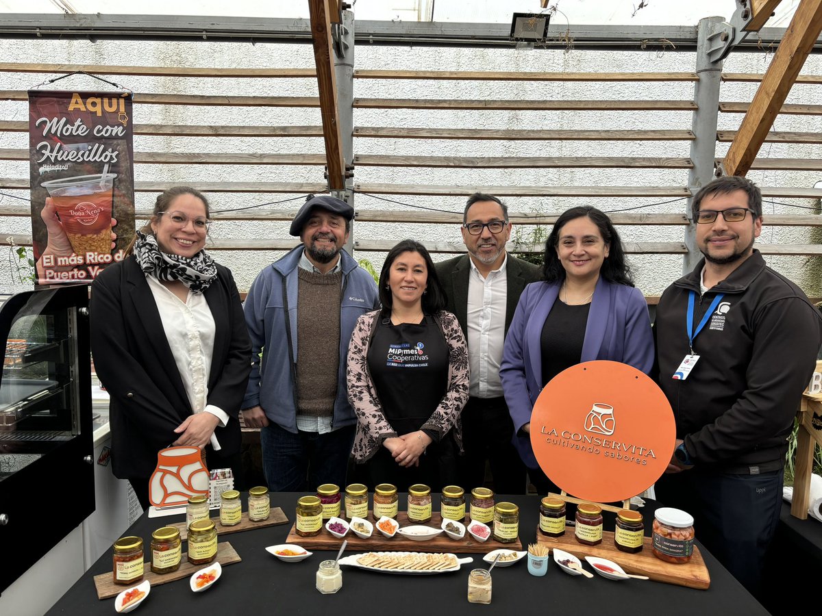 SeremieconomiaX's tweet photo. SemanadelasMiPymes| En el Boulevard Municipal de #PuertoVaras se dio inicio a la Expo Feria , acto que fue encabezado por el seremi de Economía, Luis Cárdenas, la directora de @SCT_LosLagos Jessica Kramm el @muniptovaras y el Centro de Negocios de Sercotec. https://t.co/kaHigEdP2E