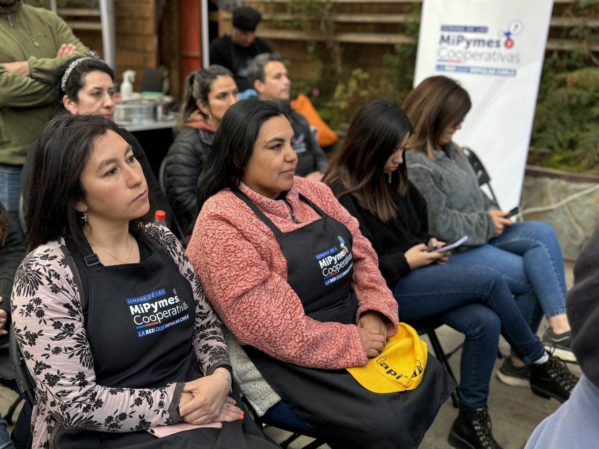 SeremieconomiaX's tweet photo. SemanadelasMiPymes| En el Boulevard Municipal de #PuertoVaras se dio inicio a la Expo Feria , acto que fue encabezado por el seremi de Economía, Luis Cárdenas, la directora de @SCT_LosLagos Jessica Kramm el @muniptovaras y el Centro de Negocios de Sercotec. https://t.co/kaHigEdP2E
