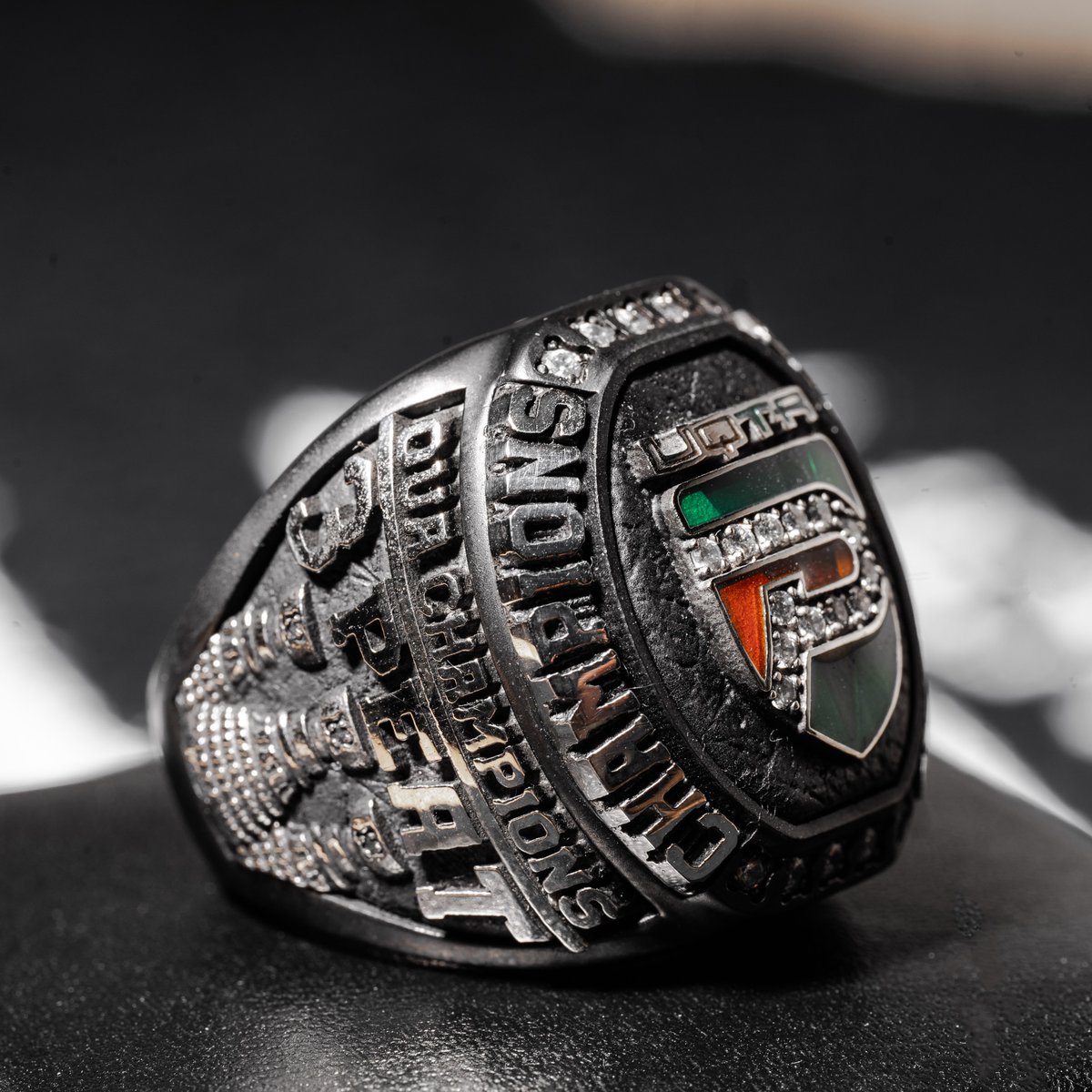 PatriotesUQTR's tweet photo. Nos équipes de soccer masculin et de hockey ont reçu un beau bijou hier soir! Cette bague personnalisée souligne la conquête de leur championnat respectif remporté la saison dernière. 💍

Les hommes de Shany Black l'avaient emporté 2-1 en finale provinciale contre l'Université de Montréal tandis que la formation de Marc-Étienne Hubert a soulevé la Coupe Queen à la suite d'une victoire de 3-2 en deuxième période de prolongation contre l'Université Métropolitaine de Toronto! 🏆

Félicitations à tous les joueurs ainsi qu'au personnel des deux équipes! 👏

#AllezPatriotes 🟠🟢