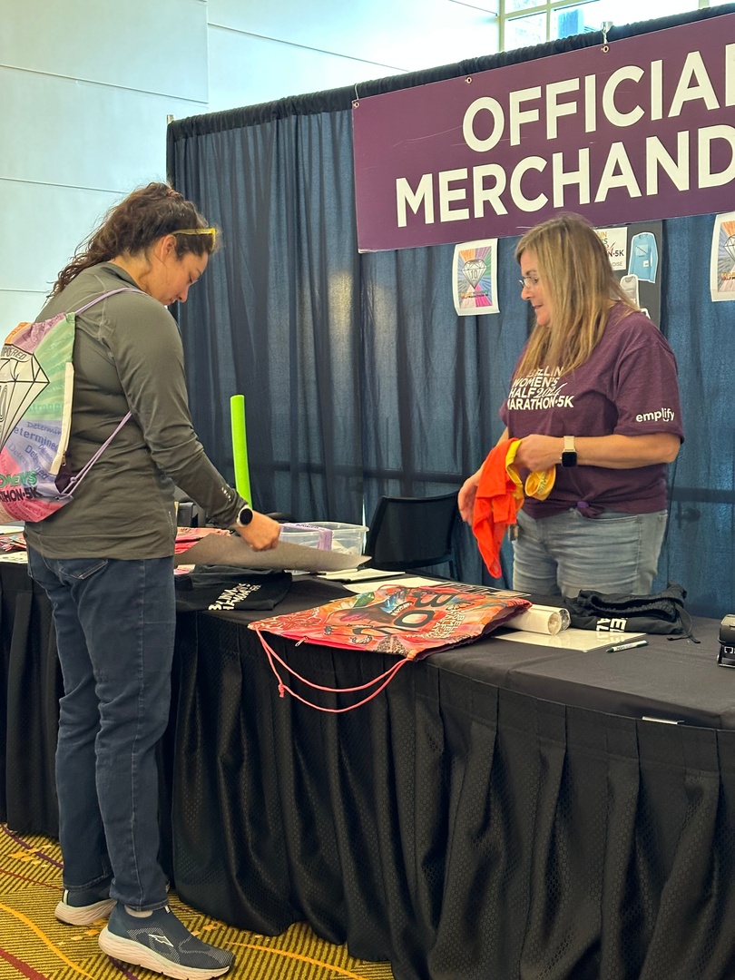 Halloween is over, so it’s basically holiday shopping season — and we’ve got the gear to kick it off right! 🛍 

2024 Bellin Women’s Half Marathon apparel is now 40% off! Something for every female runner on your list! Shop now and enjoy the savings! 👉 heyor.ca/ANvulN