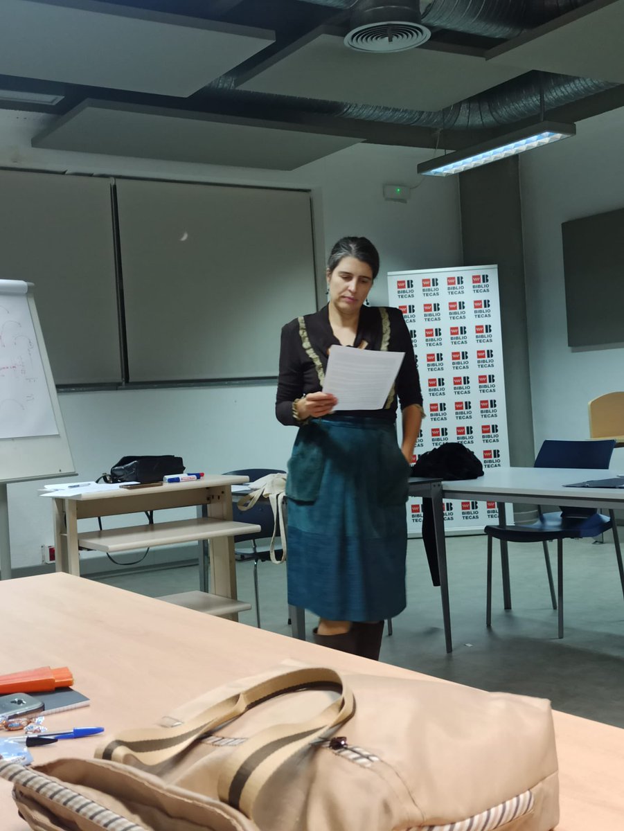 En la biblioteca municipal Miguel Hernández hemos llegado a la mitad del curso de escribir #novelahistorica ⚔️

Si quieres asistir a cualquiera de las tres sesiones que quedan, puedes inscribirte en la web de la Comunidad de Madrid. Este curso se hace a través de <a href="/deescritores/">EscuelaDeEscritores</a> ✍️