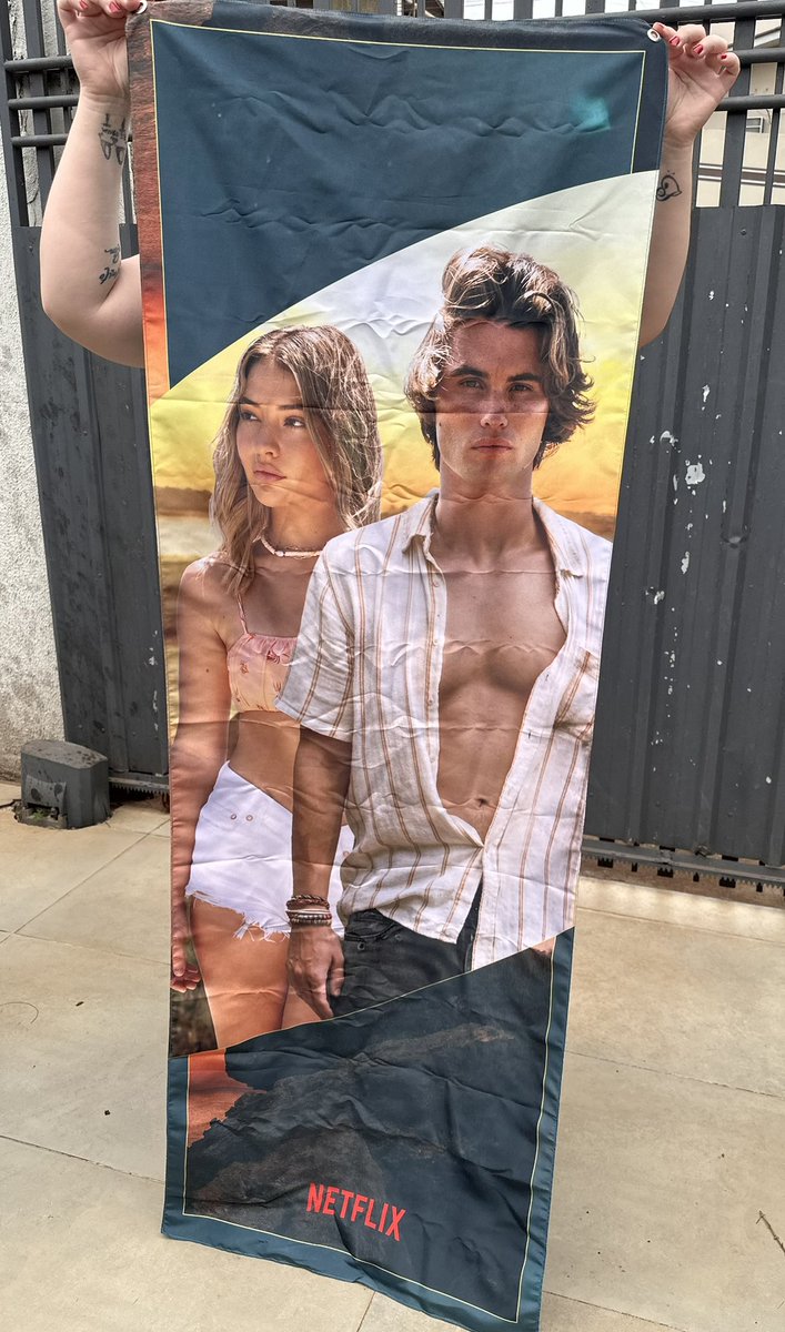 manuz0ca's tweet photo. Chegou a latinha da Netflix , #TUDUMNaLata, troco esses objetos por Stranger Things, Round 6, One Piece, You, Arcane… me chama qualquer coisa ❤️ (o cenário de heartstopper já foi trocado) (envio pelo correio e pago a entrega se necessário) https://t.co/kNpCavjsjG