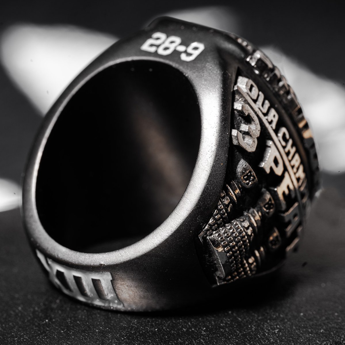 PatriotesUQTR's tweet photo. Nos équipes de soccer masculin et de hockey ont reçu un beau bijou hier soir! Cette bague personnalisée souligne la conquête de leur championnat respectif remporté la saison dernière. 💍

Les hommes de Shany Black l'avaient emporté 2-1 en finale provinciale contre l'Université de Montréal tandis que la formation de Marc-Étienne Hubert a soulevé la Coupe Queen à la suite d'une victoire de 3-2 en deuxième période de prolongation contre l'Université Métropolitaine de Toronto! 🏆

Félicitations à tous les joueurs ainsi qu'au personnel des deux équipes! 👏

#AllezPatriotes 🟠🟢