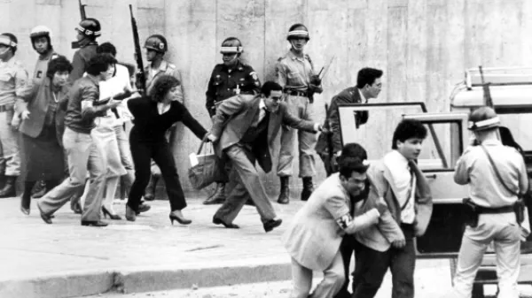 Horadelaverdad's tweet image. "Hace 39 años, el M-19 ejecutó la toma del Palacio de Justicia, secuestrando a 300 personas. El Ejército rescató a 263 con vida." #NiPerdonNiOlvido 

bit.ly/3AkM92H