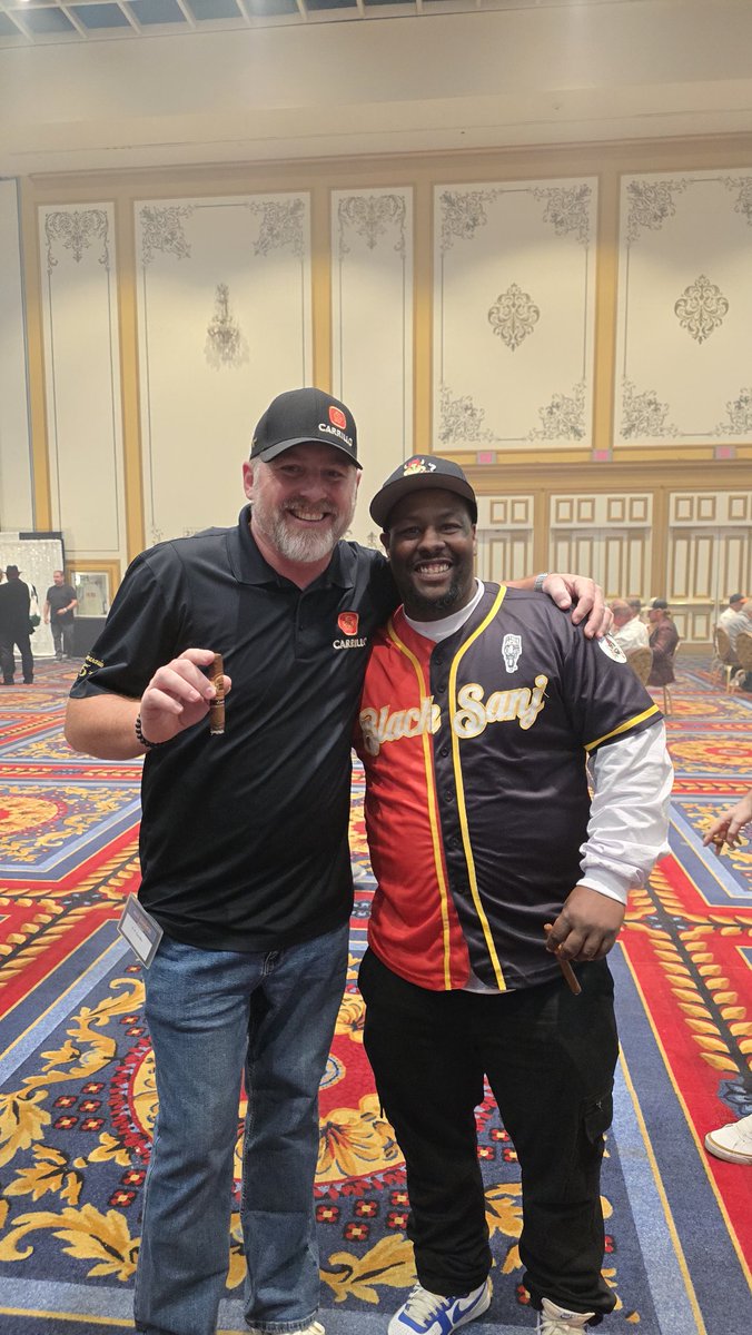 INNOTHEGREAT's tweet photo. When in Vegas @CigarAficMag @EPCarrillo https://t.co/gudlZwLxuC