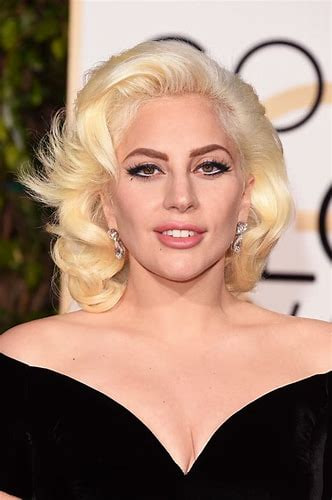RobertoAvventu2's tweet photo. Lady GaGa disse di comprare un biglietto di sola andata per il Canada, se Donald Trump fosse diventato il nuovo Presidente. Hai un messaggio di addio per LEI? https://t.co/EGETEW4nsG