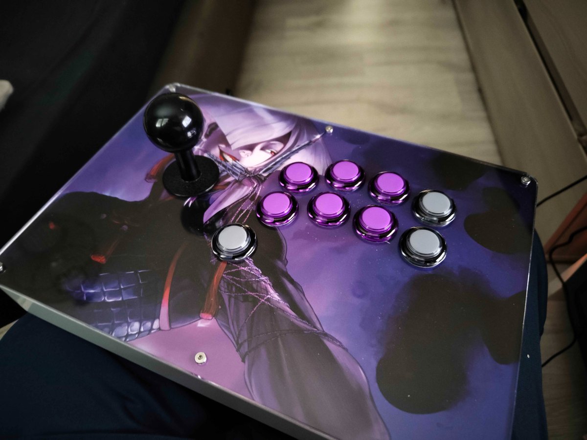Merci à David de nous avoir envoyé une photo de son stick Kombox Impact, qu'il a monté lui-même.

Pour commander le vôtre, rendez-vous ici : komboxgaming.com/products/kombo…

Pour le tutoriel de montage, c'est ici : youtube.com/watch?v=70mih0…

Je reste disponible pour toute question.