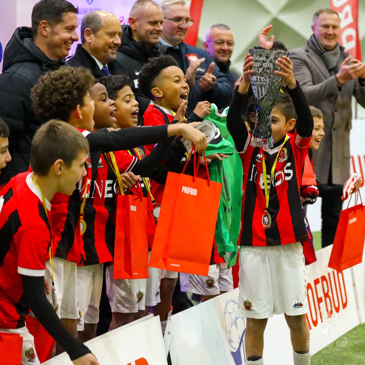 Beniaminek_'s tweet image. Jest nam niezmiernie miło i takie informacje dodają nam energii do działania, a radość tym większa, że w turnieju zagrają młodzi koledzy Mo z OGC Nice, którzy będą bronić mistrzowskiego tytułu wywalczonego w 2023 roku 🥇🙌 #PC2023 #WINNER #OGCNICE