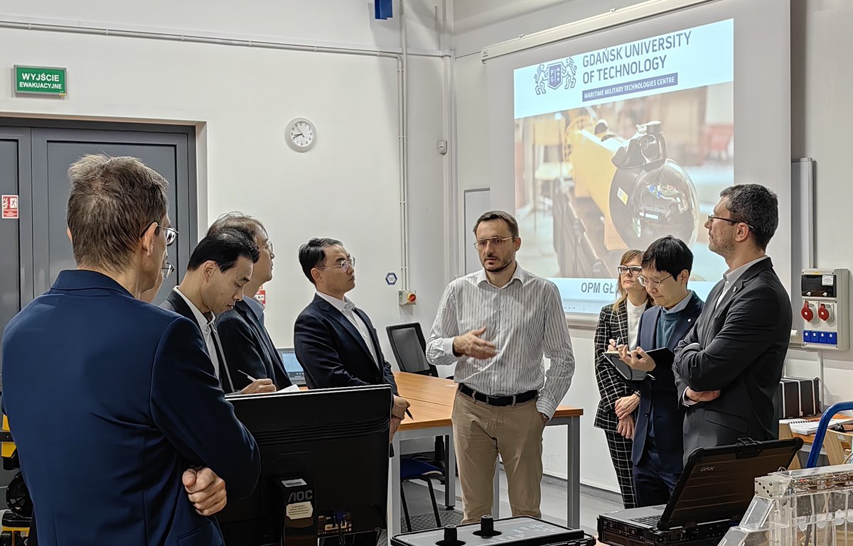 HanwhaOcean_PL's tweet photo. @PGZ_pl @EnamorLtd @WBGroup_PL 🎓 Dziękujemy również #CentrumTechnikiOkretowej oraz @PolitechnikaGda  za zainteresowanie wspólnymi projektami badawczo-rozwojowymi.
[3/3] https://t.co/AtvtMZLrSU