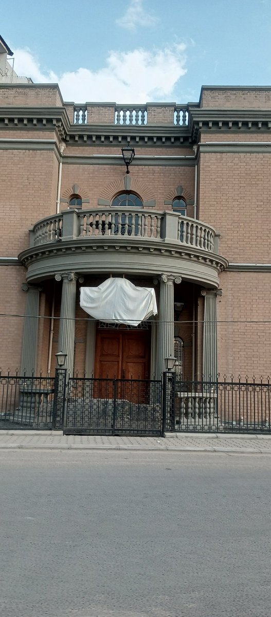 البناء 1931المكان..يطل على دجله بالقرب من تمثال شهريار ابو نؤاس. كراده... احد شركات البريطانية دفعت لصاحب الدار مبلغ مليار دولار ولم يوافق