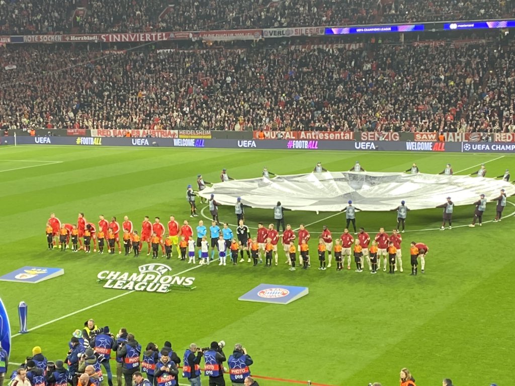 Nach Schwierigkeiten auf der Anreise von Fans geht’s 15 Minuten später los. #FCBayern #FCBSLB #dpareporter