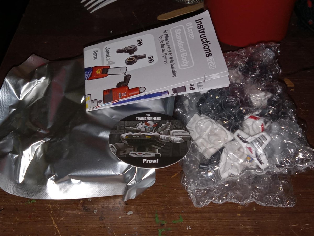 LascielsShadow's tweet photo. Gonna distract myself for a little while with this Blokees Prowl I got to go with my Jazz. I paid extra for it on ebay, but it was worth it to get just what I was after. May end up buying a few blind boxes later, too, because y'all have absolutely infected me with this madness. https://t.co/uXzROi5Wbz