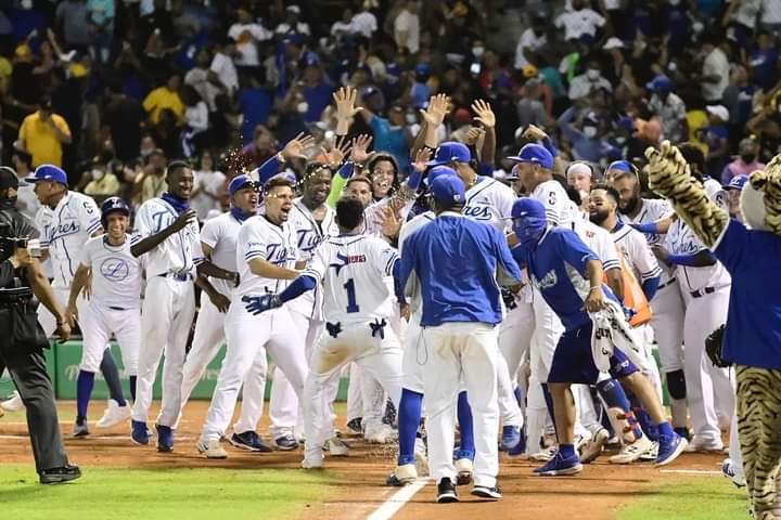mariagl29's tweet photo. "Está camiseta se defiende hasta el final"
Porque ser liceista es defender con todo el amor, el esfuerzo, la fuerza hasta el último inning ✨🏆🏆🐯💙
By: Adonis Medina y un chin mas 🏆💙🐯✨
#5letras #liceista
#Biscampeones 💙🐯✨ https://t.co/UdA1A1HauG