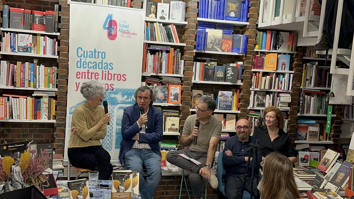 Antonio M. Utrera (@el_volatinero) on Twitter photo Gran tarde para la literatura en mi querida <a href="/LibreriaAlberti/">Librería Alberti</a> donde decenas de lectoras y lectores hemos asistido a la sabiduría alegre de Mircea Cărtărescu. Nos ha presentado #Theodoros (<a href="/EdImpedimenta/">Impedimenta</a>), que ya sentimos, como cada una de sus obras, parte de nosotros mismos. Gran tarde para la literatura en mi querida <a href="/LibreriaAlberti/">Librería Alberti</a> donde decenas de lectoras y lectores hemos asistido a la sabiduría alegre de Mircea Cărtărescu. Nos ha presentado #Theodoros (<a href="/EdImpedimenta/">Impedimenta</a>), que ya sentimos, como cada una de sus obras, parte de nosotros mismos.