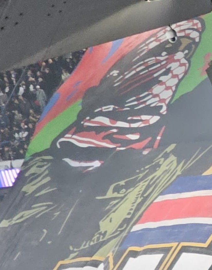 Yonathan_Arfi's tweet photo. Scandaleuse banderole ce soir au Parc des Princes !

Une carte où l'Etat d'Israël n'existe plus.
Un combattant palestinien masqué.

Ce n'est pas un message de paix mais un appel à la haine.

Les auteurs de cette banderole doivent être sanctionnés ! Intolérable ! https://t.co/eTE8gRJl5p