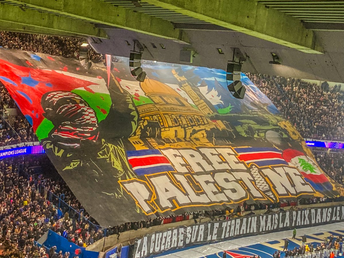 eurofootcom's tweet image. 📸🇫🇷 PSG's tifo before the match against Atleti in the Champions League. (@KuperSimon)