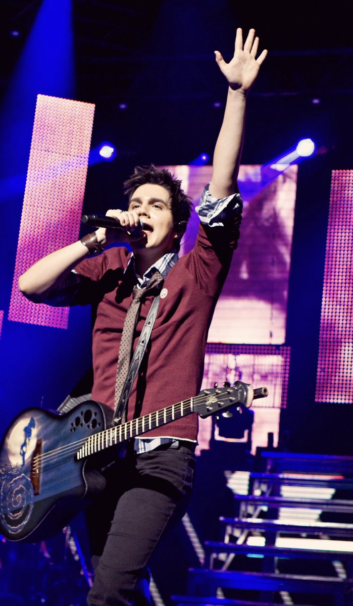 Felipesilvaevc's tweet photo. ATENÇÃO FÃS DO @luansantana :

Vou disponibilizar para a venda este violão da foto, que foi do Luan (usado na tour em 2012) e está sob minha posse atualmente. https://t.co/Pf3iLJOLgf