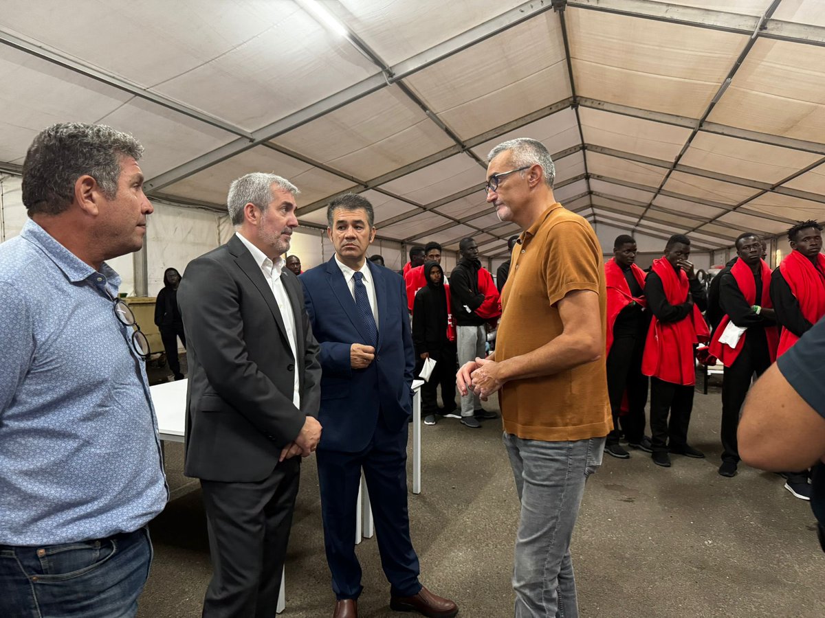 📸 El presidente de Canarias <a href="/FClavijoBatlle/">Fernando Clavijo</a> ha analizado hoy con el presidente del <a href="/CabildoLZ/">Cabildo de Lanzarote</a> <a href="/OswaldoBetancor/">Oswaldo Betancort</a> la situación de los recursos para la atención de los menores no acompañados y de atención a pie de muelle tras el repunte migratorio de los últimos días