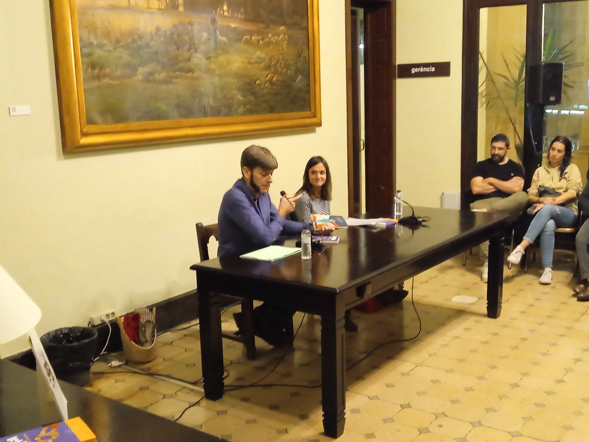 Quina gentada que ha vingut a la presentació de "Dolça a la torre de fang" de l'<a href="/antoniveciana/">Antoni Veciana Ribes</a> al <a href="/centredelectura/">Centre de Lectura</a> a càrrec de la <a href="/laufabregat/">Laura Fabregat</a>. Estem molt contents!