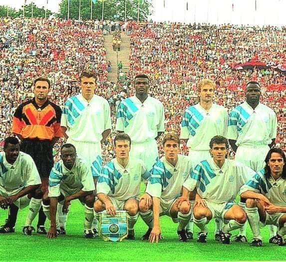 sani_kada's tweet photo. OM: en Ligue des Champions. 
Les joueurs debout de gauche à droite :
Fabien Barthez, Franck Sauzée,Marcel Desailly,Rudi Voller,Basile Boli. 
Accroupis de gauche à droite: Jocelyn Angloma, Abédi Pelé,Didier Deschamps,Alen Bokśik Jean Jacques Eydelie, Éric Di Meco. Année 1993❤️ https://t.co/lpunBmHAGj
