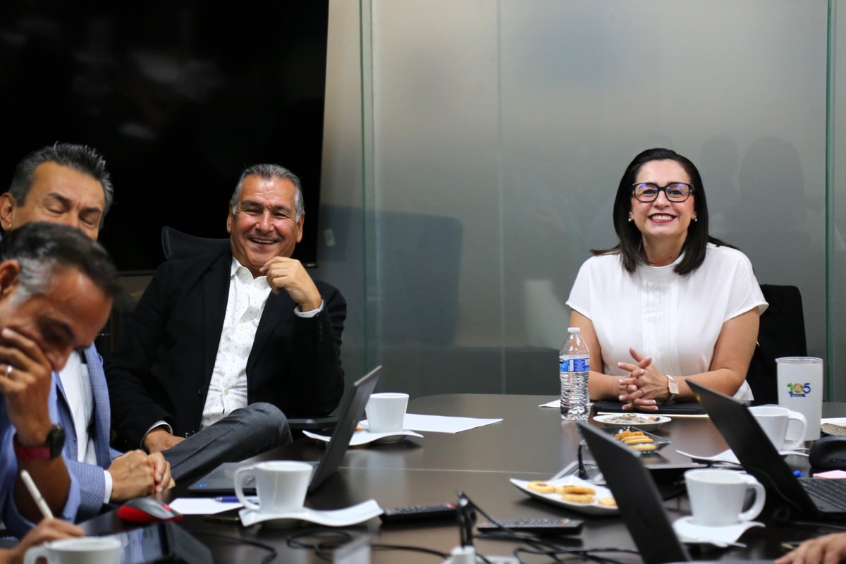 CristinaVsenor's tweet photo. 🤝 Para impulsar a las MIPYMES de Guanajuato y fortalecer su competitividad en mercados nacionales e internacionales me reuní con @ismaplascencia Presidente de @concamin_bajio
#ProsperidadEs #MIPYMESCompetitivas #ImpulsoLocal https://t.co/pWkzs93dvm