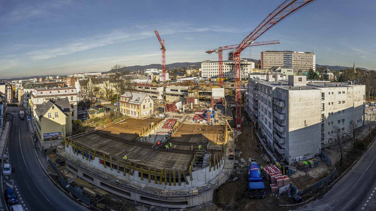 NemLiberec's tweet image. V termínu 7. – 10. 11. bude z důvodu stěhování velkých technologií do nového ENERGOCENTRA KNL zcela UZAVŘENA ulice Jablonecká pro automobilovou dopravu v úseku podél budovy „D“ (ONP). Chodník na druhé straně ulice (podél budovy „U“ – Ubytovna) bude bez omezení. #modernizaceknl