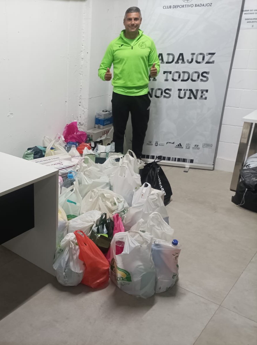 CDBadajoz's tweet photo. 🙏 Gracias a la Escuela de Futbol David “Copito” por la cantidad de agua, materiales e insumos de higiene que han aportado para los damnificados por la DANA en Valencia.
Gracias, @davidcopito 🔝
❤️ También hay que agradecer a la @PByNDavidCopito por su colaboración. 
Los corazones Blanquinegros son gigantes. 🤍🖤