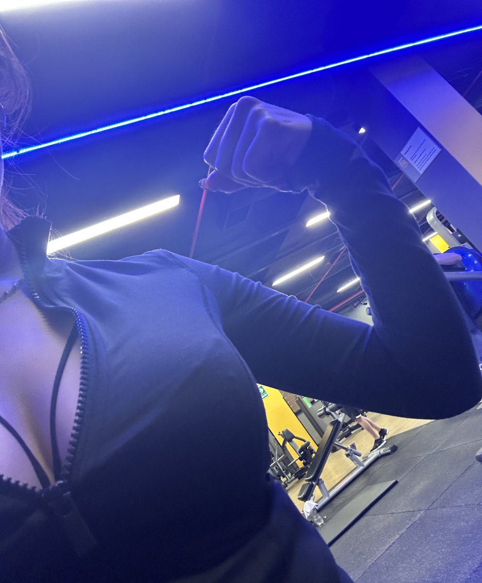 valerihe 🦃 tweet media