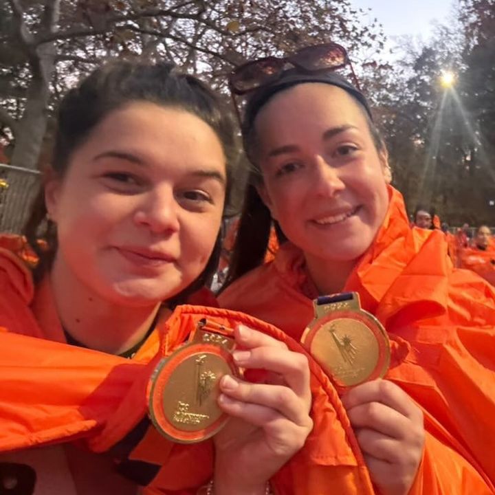 StonyBrookMed's tweet photo. Congrats to our incredible #StonyBrook SICU #nurses, Jenna and Skye, for completing the #TCSNYCMarathon this past weekend! 👏 

They crushed 26.2 miles AND raised over $10,000 for the @endofound! 💪 🏃 🏅 #WeAreStonyBrookMedicine #SICU https://t.co/WneZLrvETX