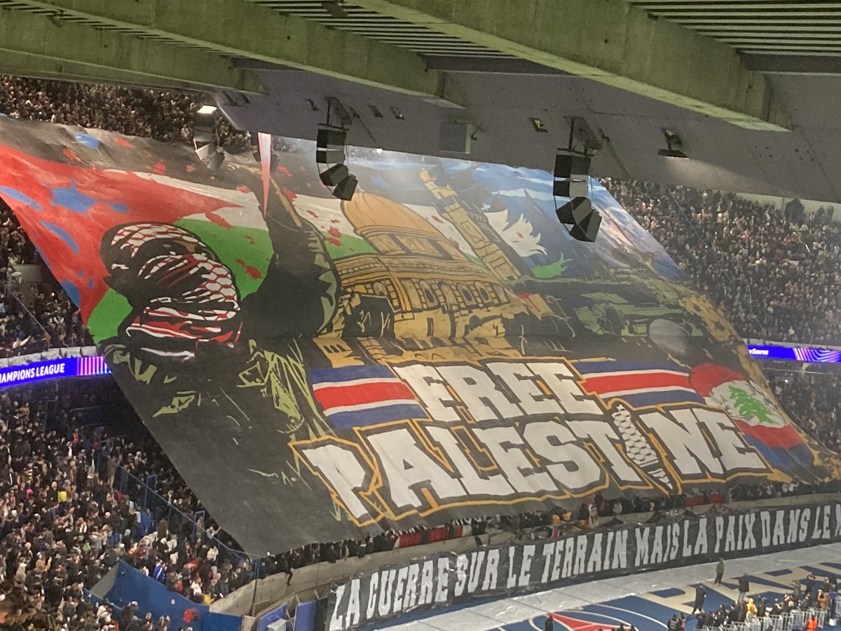 ¡UUUUUUUF, IMPRESIONANTE!
La bandera del PSG hoy contra el Atlético Madrid.
FREE PALESTINE 🇵🇸