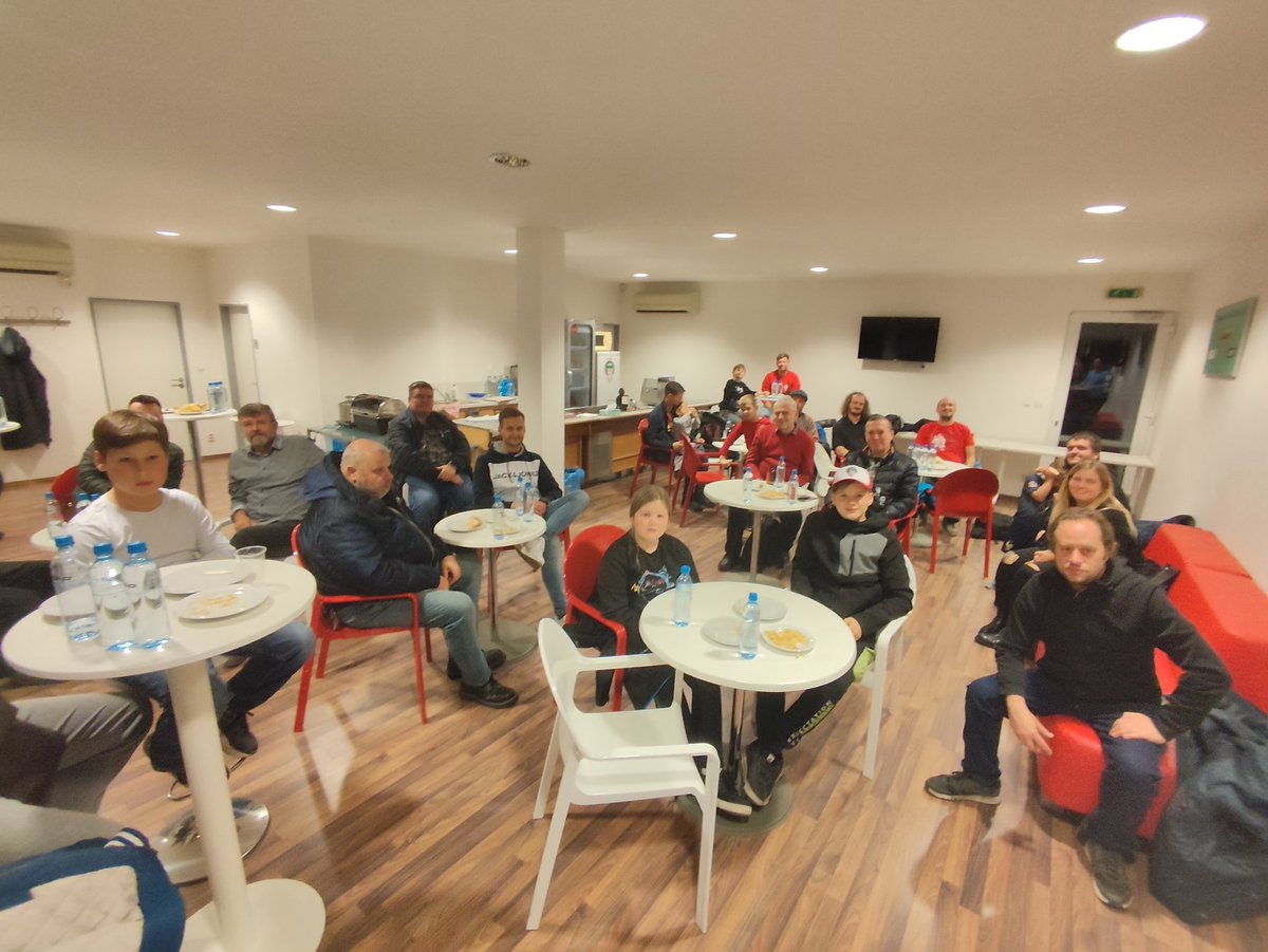 fkvz1903's tweet image. Ten náš stadionek je malinkej, ale dnešní Den otevřených dveří s první partou Fankubáků se přesto protáhl skoro na dvě hodiny! Děkujeme za návštěvu, snad se vám u nás líbilo! 🤍❤️

#stadion #prohlidka #Fanklub