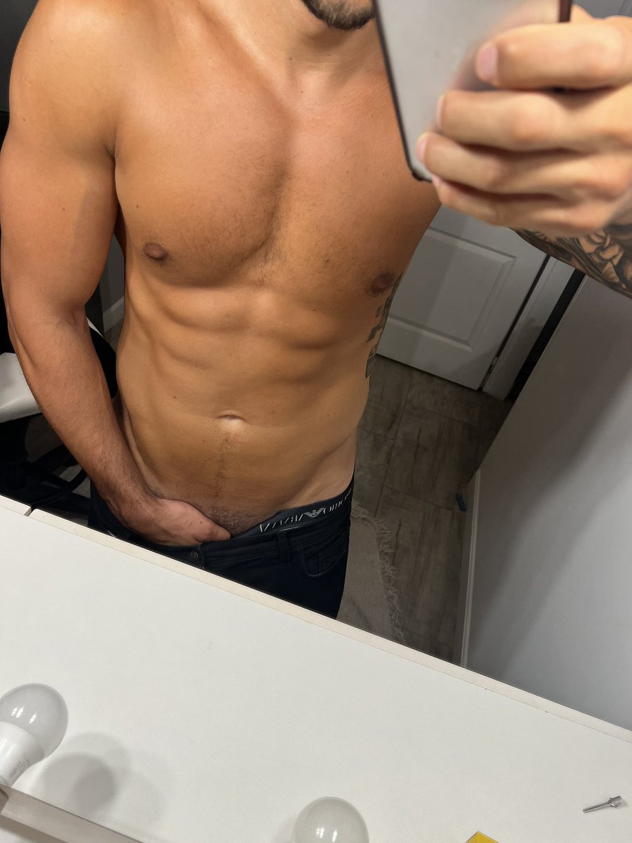 yourbigboyy__'s tweet photo. Limpiando la casa y me pinta toquetearme 🤤 https://t.co/f026sn5XaB queres ver los videos de sexxx👈🏾🔥🚨 https://t.co/RQLCTWWNge